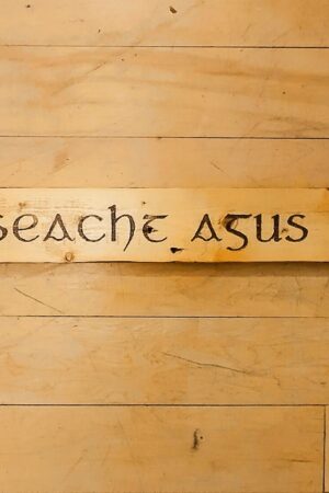 Wooden Sign – Grá, Dilseacht agus Cairdeas (Seanfhocail le Tuán)