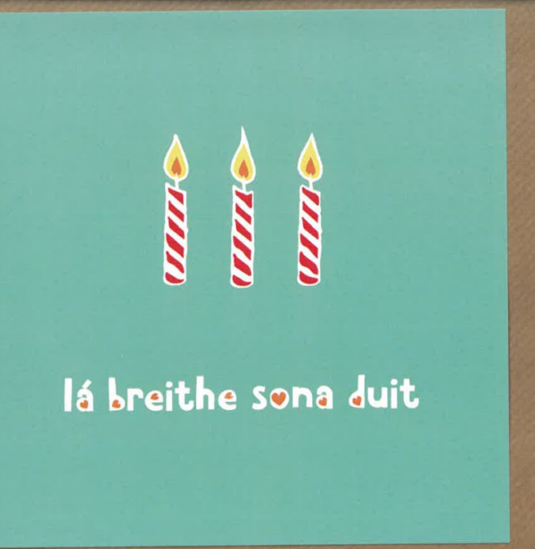 Lá breithe sona duit (candles on green background)